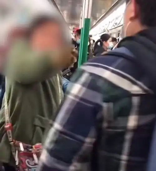 地铁发生争执,男子被大妈踹,大妈表示我倒了是你的责任