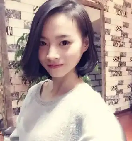 美女长发剪短发,全哭了