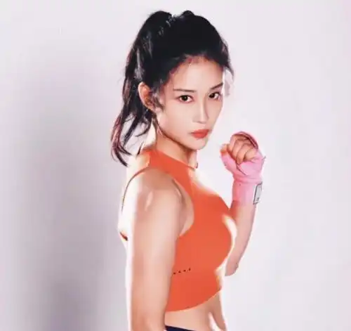 90后拳击女神,比赛中被误认为举牌女郎,身材与颜值在演艺圈成名