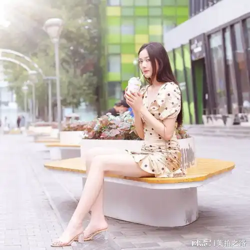 身穿金色v领黑色斑点裙的长腿小姐姐,肤白貌美如桃花