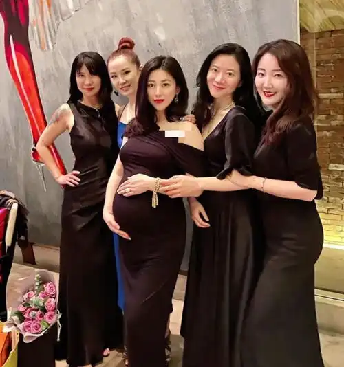 朱珠为爱女举办命名仪式中文名字叫王珠宝
