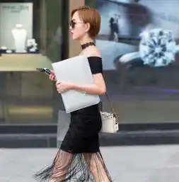 街拍,这个衣服很特别,小姐姐的长腿已经征服了我