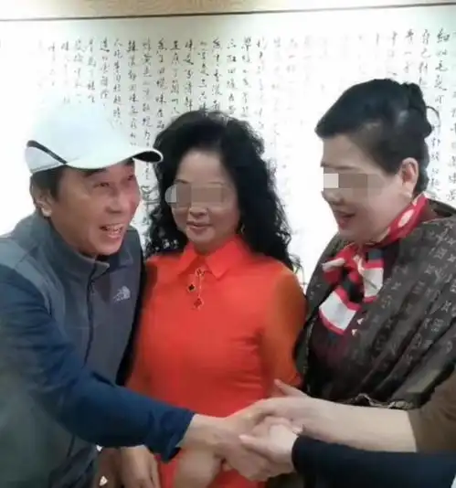 63岁冯巩吃饭被粉丝包围,跟大妈不停握手,不愧是中老年妇女偶像