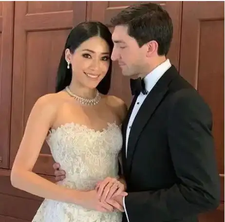 63岁离婚,牵手27岁男友,身家40亿的王薇薇,邓文迪都要自愧不如