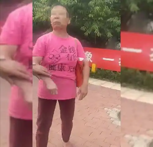 廊坊女子马路上跳舞,正义大妈愤怒喊话交警捆起来,有事我顶着