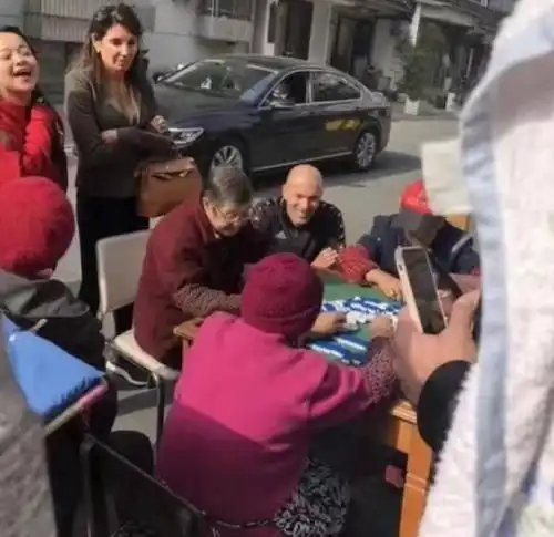 齐达内来华三日游坐高铁游西湖逛天坛,陪大妈打麻将