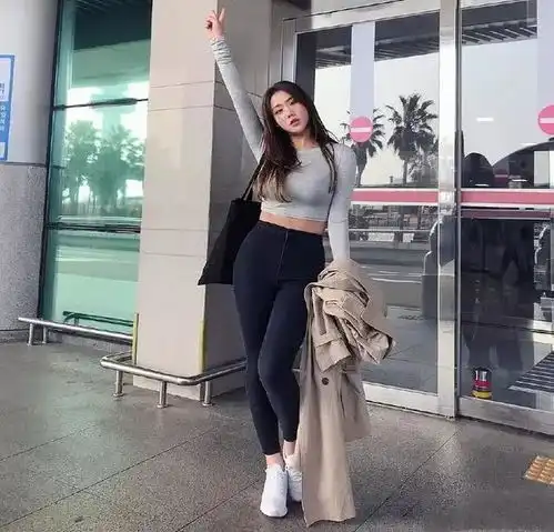 凹凸玲珑的牛仔裤小姐姐身材一级棒,时髦新潮魅力足