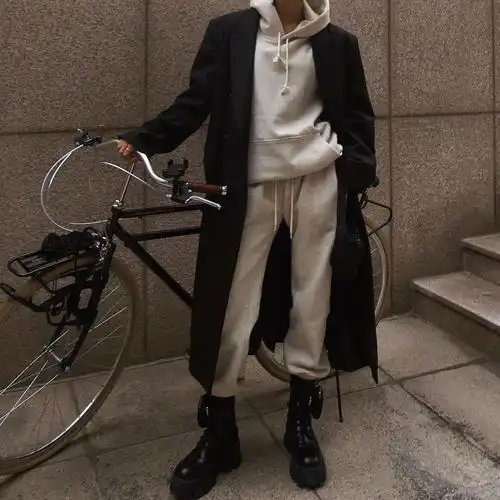 又被穿小黑裙的杨采钰惊艳到,没想到她的法风穿搭更美