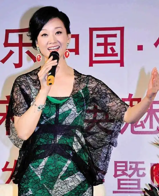 宋祖英真是中年女性标杆,一袭蕾丝连衣裙优雅端庄,时髦大气