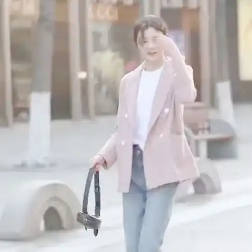 果然长腿小姐姐穿什么都好看,好羡慕她的两条大长腿