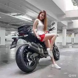 当旗袍长腿小姐姐趴在两轮的那一刻,法拉利都输了