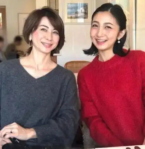 50女人比披丝巾更可怕的是塞衣角显胖还大妈感强
