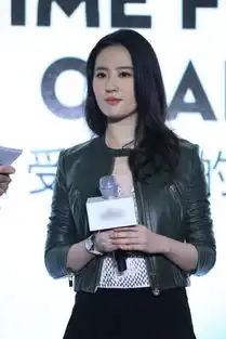 刘亦菲穿皮衣亮相女神发胖依旧霸气十足全程不提男友宋承宪
