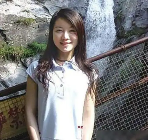 湖北一女孩因救人牺牲成烈士,生命定格29岁,学校以她命名
