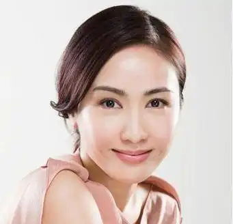 48岁黎姿带女儿逛超市被偶遇,贤妻良母模样,网友发声破僵脸传闻