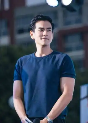 彭于晏路演现场频耍宝做鬼脸,网友超级逗,说好的高冷男神呢