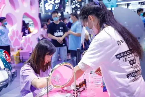 在逃公主都来了成都车展欧拉展台闺蜜局真的太可了