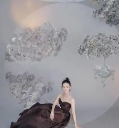刘诗诗隔空撞衫赵丽颖,同是33岁穿蓝裙,美出不同气质