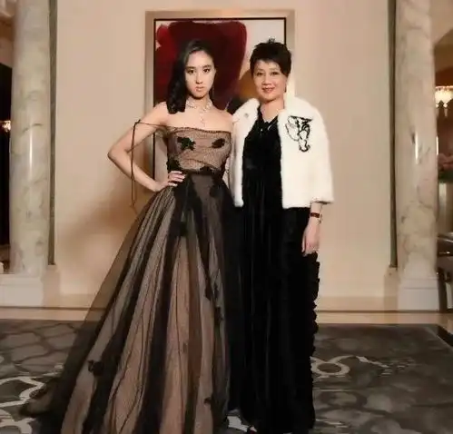 顶级白富美组闺蜜,何超欣因为牙齿缺陷,颜值略输姚安娜一筹