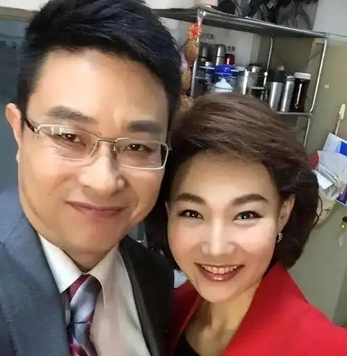 深扒之下,现公开央视主持人李梓萌,快50岁还不结婚的原因