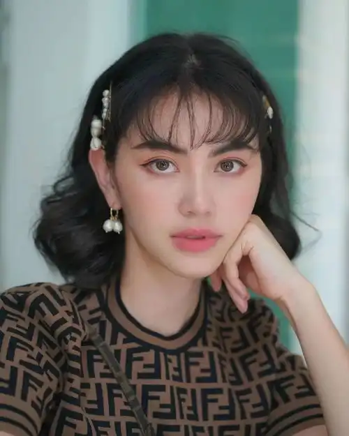 淡黄的长裙,蓬松的头发说的是她