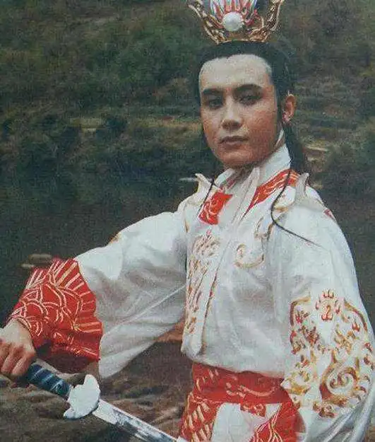 小白龙明明可以变作侍者伺候唐僧,为何非要变成白龙马