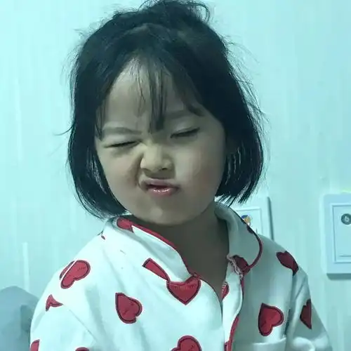 这个被你用来做表情包的小姑娘,这次又双叒叕火了