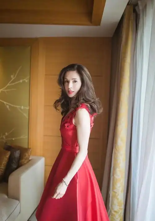 李若彤不愧是古典美女,穿白色网纱连衣裙亮相,手拿扇子气质迷人