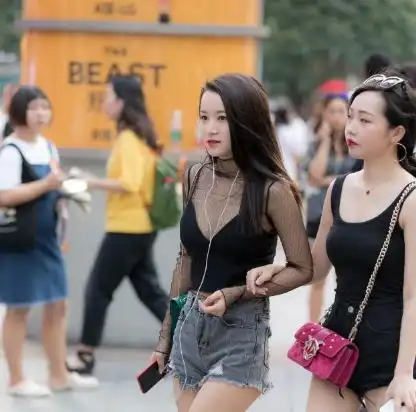 街拍小姐姐小姐姐肤白貌美,还有逆天长腿,视觉上很艳丽