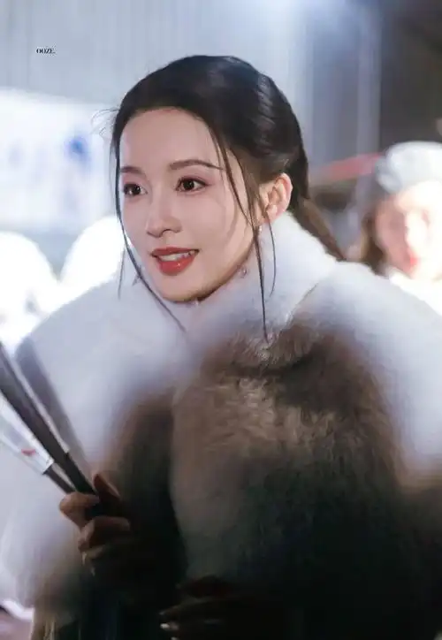 李沁手拿折扇化身古风美人白色毛领凸显白皙皮肤