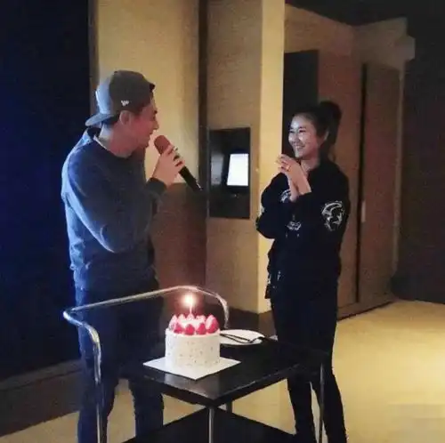 林心如为40岁老公霍建华庆生,夫妻甜蜜对视,离婚谣言不攻自破