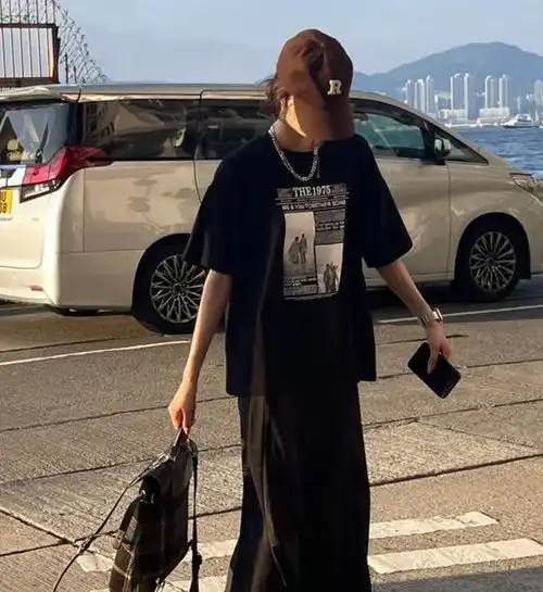 今夏小黑裙流行这样穿,太高级了