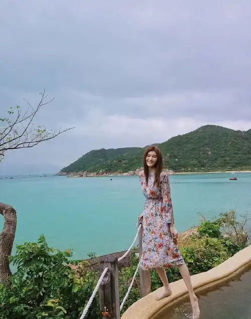 超模何穗晒美照一脸甜笑,花裙子也是仙女本人了