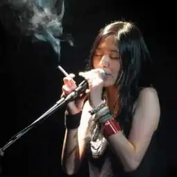 抽烟唱歌的女生求这女生的资料