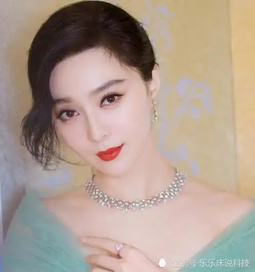 范冰冰亮相红毯,穿露肩礼服丸子头,脸部发胖露老态,座位显尴尬
