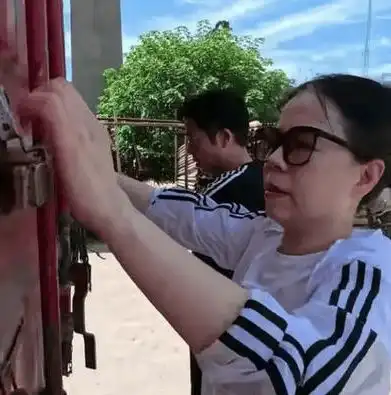 许敏忙着装车往灾区送物资,大娘忙着卖红薯,晒三年前1000元捐款
