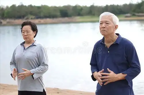 60岁大妈再婚40岁男人什么感受大妈坦言年纪大了,跑不动了