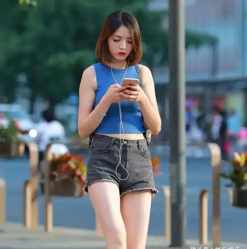 打底裤小姐姐穿出长腿女神,显得年轻青春范十足