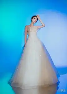 黄圣依拍唯美写真礼服仙气飘飘展好身材
