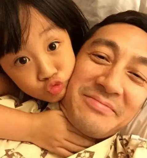 吴启华12岁女儿生活照曝光,甜美可人颜值高,这角度太显成熟了