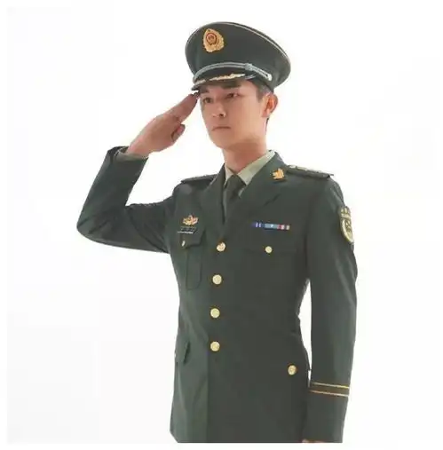 明星都穿着军装杨洋和不成熟的许露梅,但是贾乃亮没有被认出