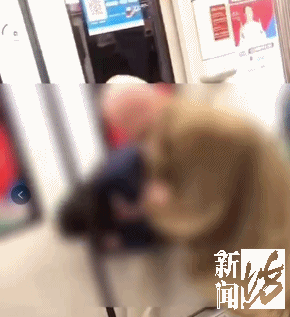 拳拳到肉上海地铁内两中年人互殴见血这次又是为了啥