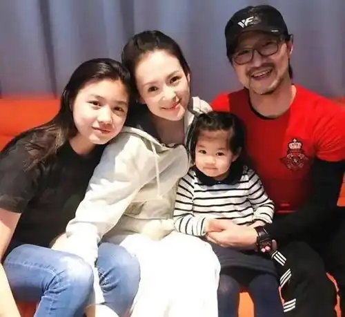 贵圈小名媛聚会,小苹果穿露脐装,李嫣单眼皮,风头被闺蜜盖过