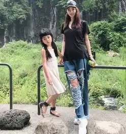 曹格女儿长开了,丑萌小丫头变长腿女神,吴速玲基因完胜