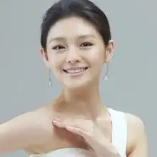 女星颈纹横生显老颈部保养别忽视