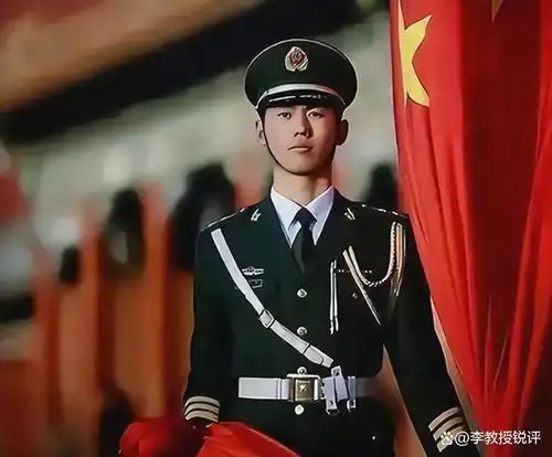 张子轩,国旗升旗手,退役重新穿上新军装,显得格外的精神