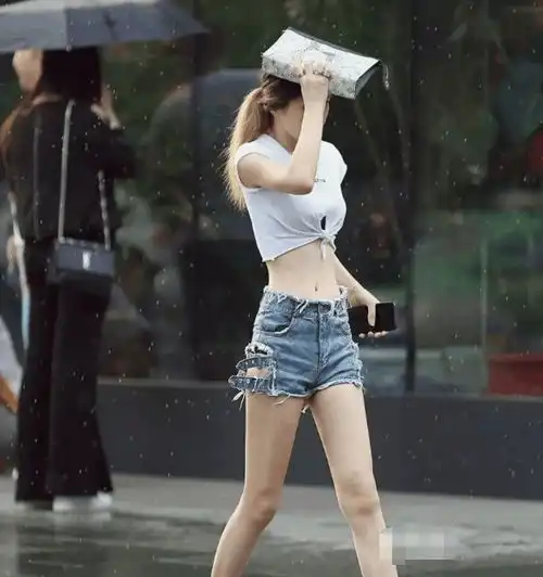 年轻美女街拍大方典雅的美女,眼神收割机