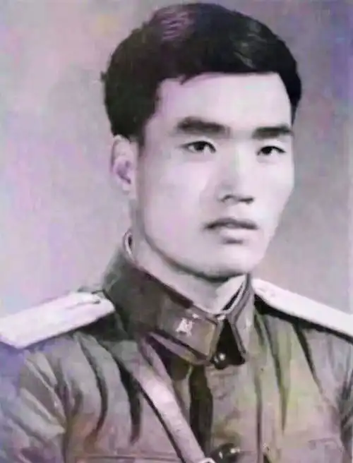 见没压住叛匪冲锋,排长急了,拔出手枪指着机枪手喊我枪毙了你