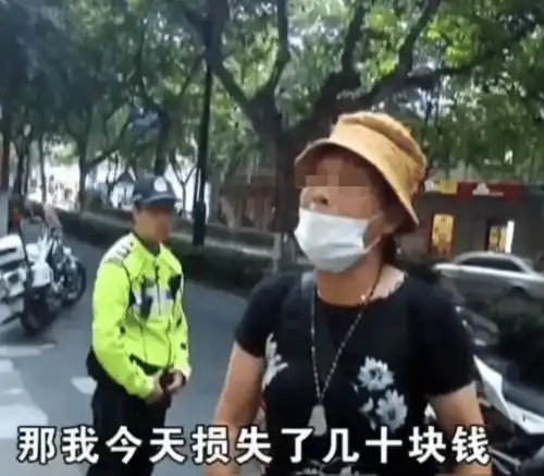 大妈骑车逆行撞上小伙子,被索赔500块钱,大妈先给我道歉