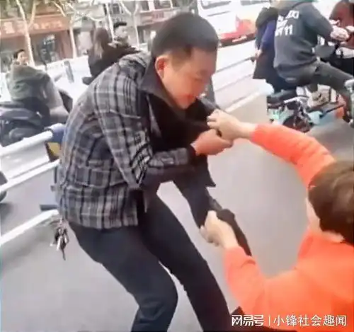 安徽大妈逆行与人发生剐蹭,撒泼无赖撕咬对方,报警后秒变戏精